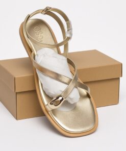sandalias-planas-elegantes-doradas-con-tiras-cruzadas