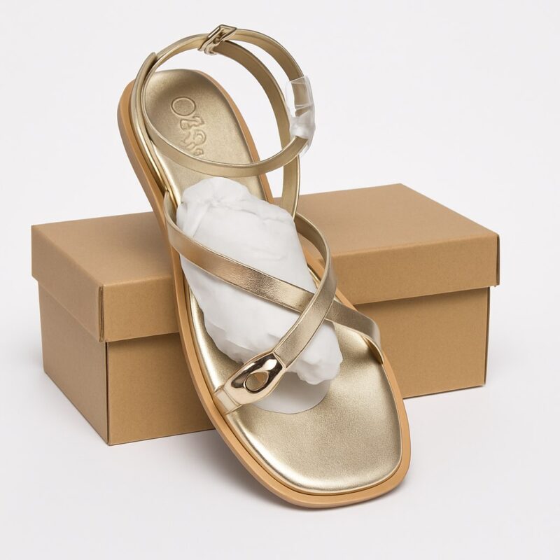 Sandalias planas elegantes doradas con tiras cruzadas